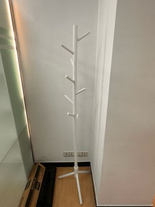 Perchero de pie blanco