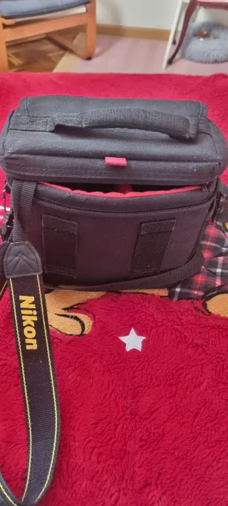 Cámara Nikon Negra con Lente.