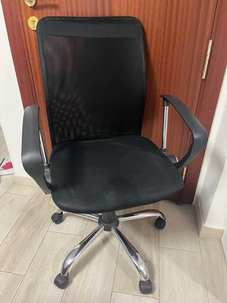 Silla ergonómica de escritorio negra