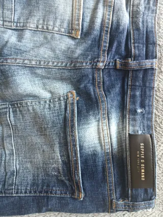 Pantalones vaqueros Supply & Demand desgastados