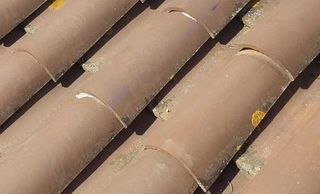 40m2 tejas curvas en color marrón