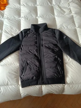 Chaqueta Guess Neopreno y Plumas Hombre Negra