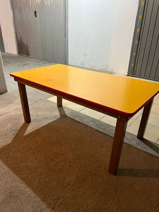 Tavolo rettangolare in legno e plastica