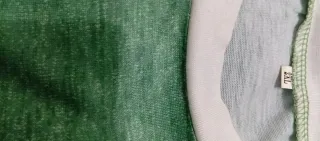 Camiseta verde con estampado de peces