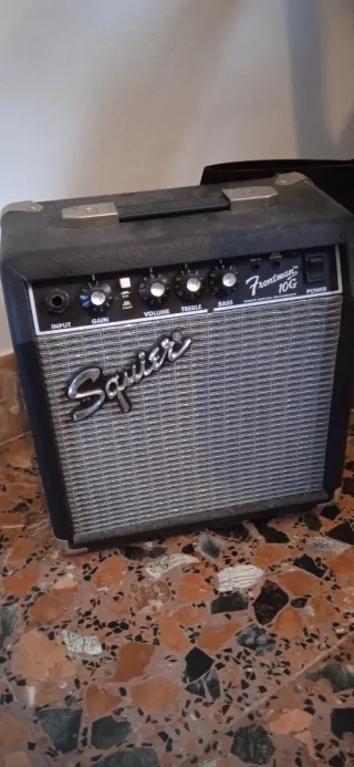 Guitarra Squier Stratocaster + Fender Frontman 10G