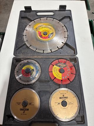 Maletín con discos de corte para radial