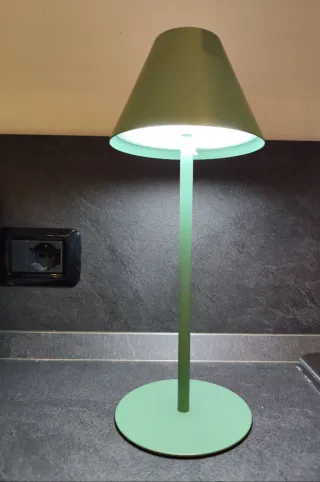 Lampada da tavolo verde in metallo