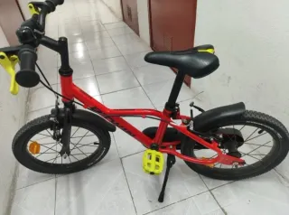 Bicicleta infantil roja