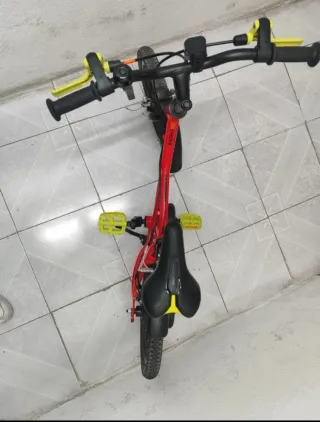 Bicicleta infantil roja