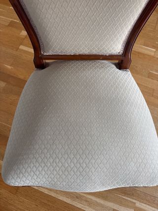 Silla antigua de madera y tela