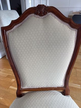 Silla antigua de madera y tela