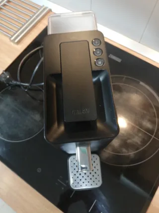 Cafetera de cápsulas negra