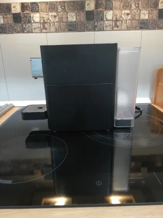 Cafetera de cápsulas negra