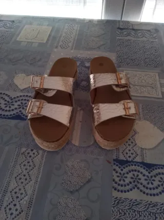 Sandalias plateadas con hebillas