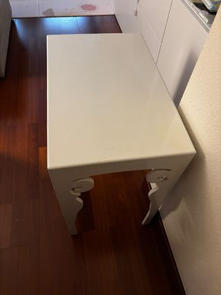 Mesa auxiliar resina blanca