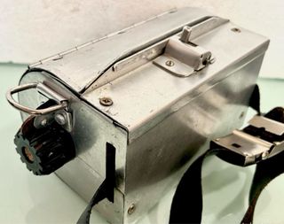 RARO DISPENSADOR METÁLICO ARTESANAL-TIPO RIÑONERA