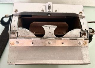 RARO DISPENSADOR METÁLICO ARTESANAL-TIPO RIÑONERA