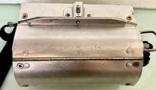 RARO DISPENSADOR METÁLICO ARTESANAL-TIPO RIÑONERA