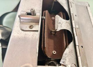 RARO DISPENSADOR METÁLICO ARTESANAL-TIPO RIÑONERA