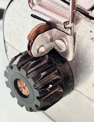 RARO DISPENSADOR METÁLICO ARTESANAL-TIPO RIÑONERA