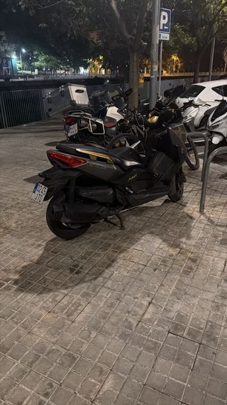 Moto Yamaha XMAX Negra 400cc del 2014