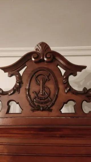 Vitrina antigua de madera y cristal