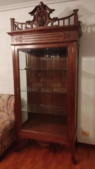 Vitrina antigua de madera y cristal