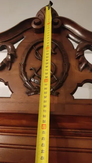 Vitrina antigua de madera y cristal