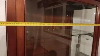 Vitrina antigua de madera y cristal