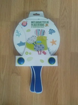 Raquetas de playa de madera con dos pelotas