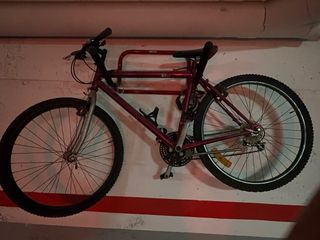 Bicicleta de montaña morada