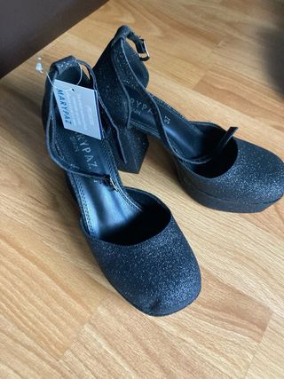 Zapatos de tacón negros brillantes