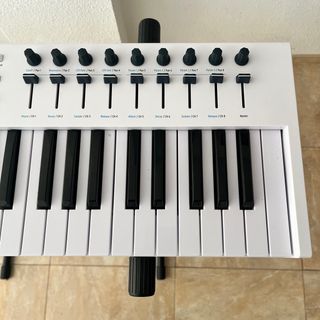 Teclado midi Arturia Keylab 61 Essential + soporte