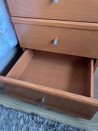 Mesita de noche de madera