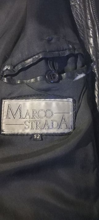 Cazadora de piel negra.