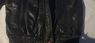 Cazadora de piel negra.