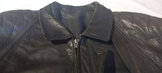 Cazadora de piel negra.