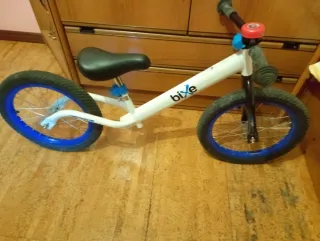 Bicicleta de equilibrio Bixe blanca y azul