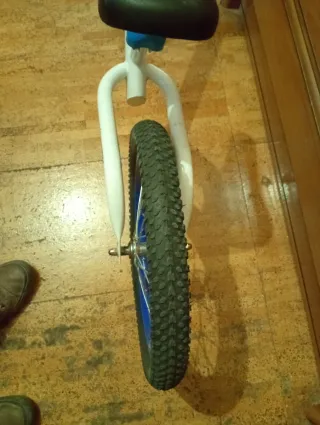 Bicicleta de equilibrio Bixe blanca y azul