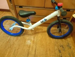 Bicicleta de equilibrio Bixe blanca y azul