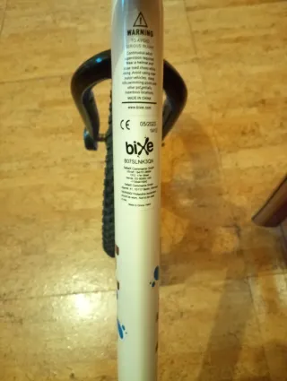 Bicicleta de equilibrio Bixe blanca y azul