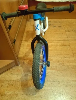 Bicicleta de equilibrio Bixe blanca y azul