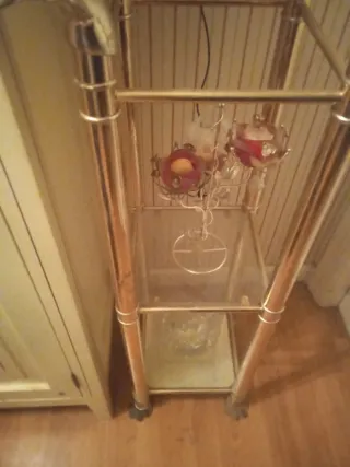 Estantería de cristal y metal dorada