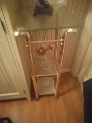 Estantería de cristal y metal dorada