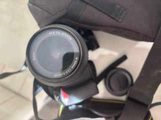 Fotocamera Reflex Nikon nera con borsa e caricabatterie