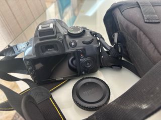 Fotocamera Reflex Nikon nera con borsa e caricabatterie