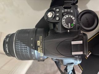 Fotocamera Reflex Nikon nera con borsa e caricabatterie