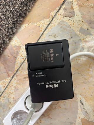 Fotocamera Reflex Nikon nera con borsa e caricabatterie