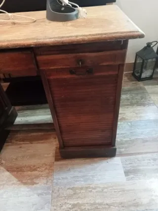 Escritorio antiguo de madera