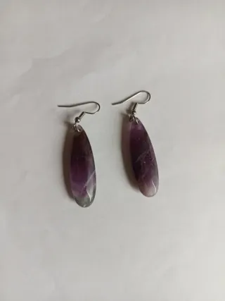 Pendientes largos morados y plateados